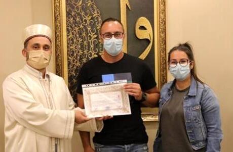 ALMAN VATANDAŞI OLAN ADAM TÖRENLE MÜSLÜMAN OLDU