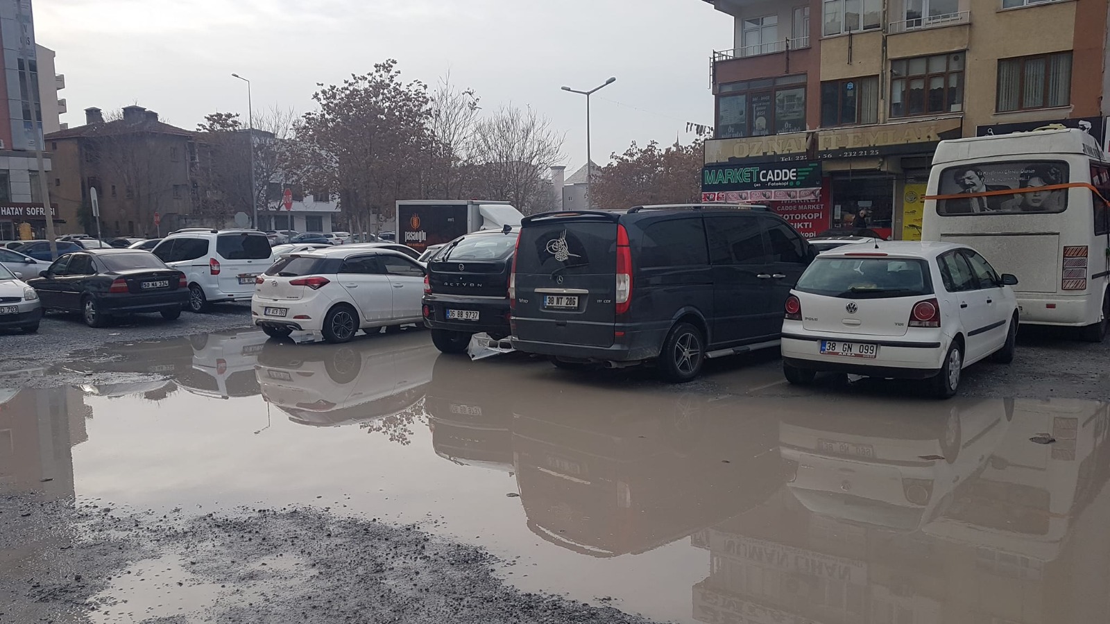 SAHABİYE’DE VATANDAŞLARDAN ÇAMUR VE OTOPARK TEPKİSİ