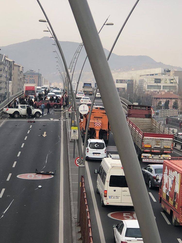 İKİ OTOMOBİL ÇARPIŞTI: 3 KİŞİ YARALANDI