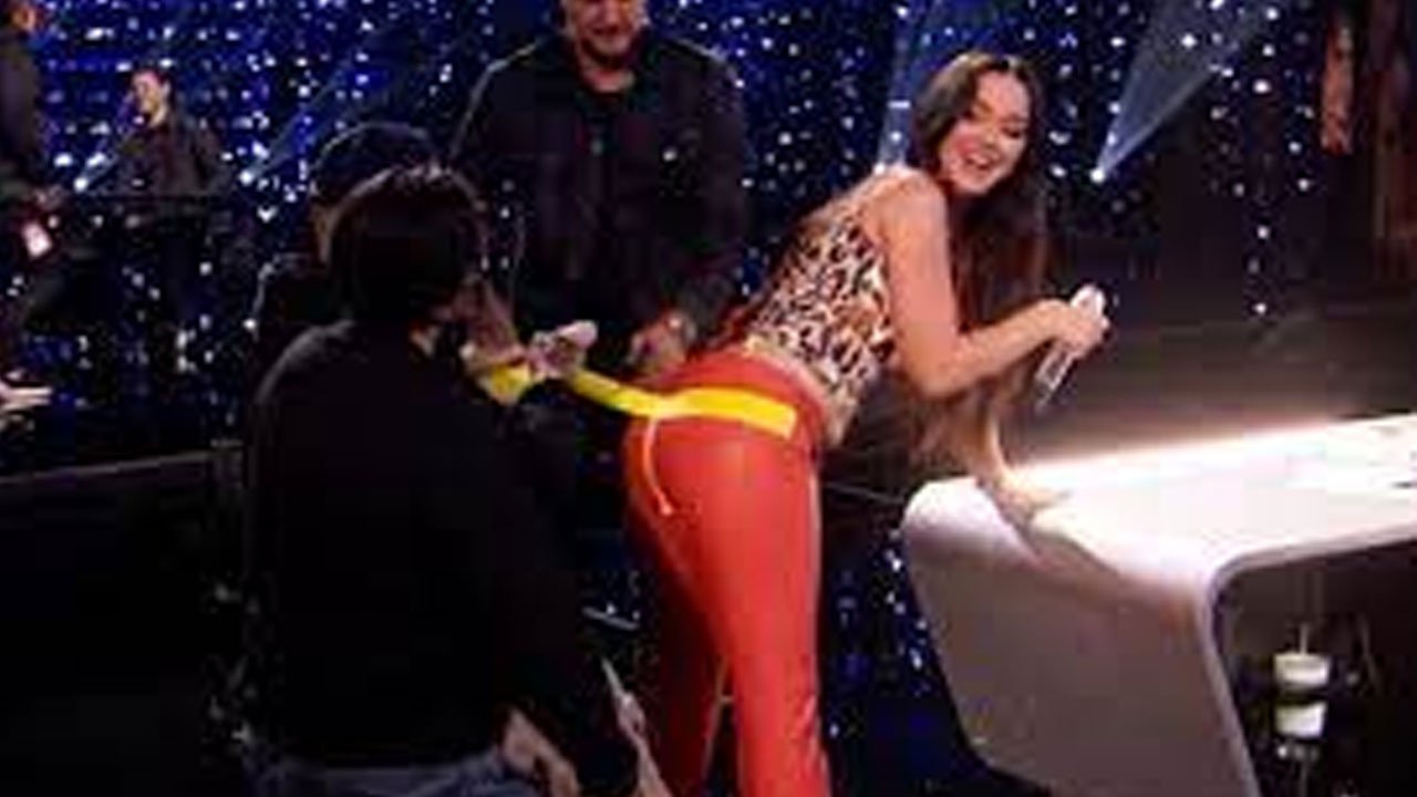 Ünlü şarkıcı Katy Perry’nin sahnede şarkı söylerken pantolonu patladı
