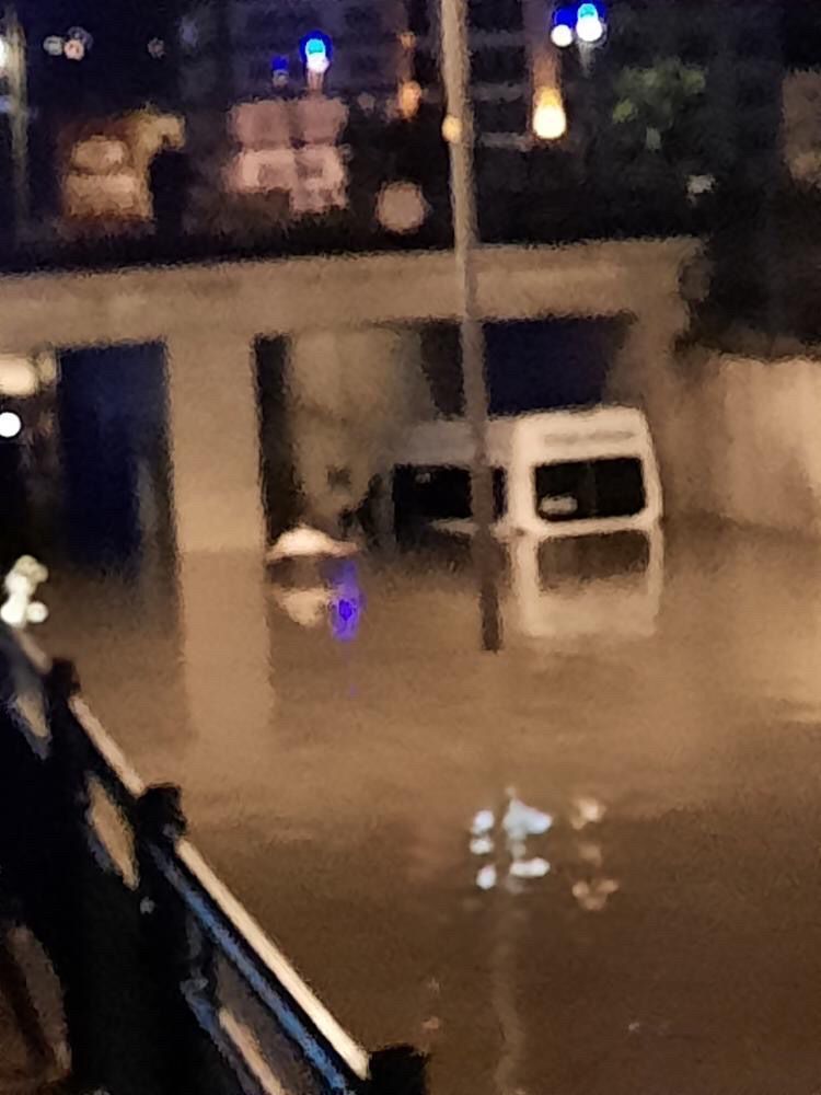 ŞİDDETLİ YAĞIŞ SONRASI ARAÇ SULAR ATINDA KALDI