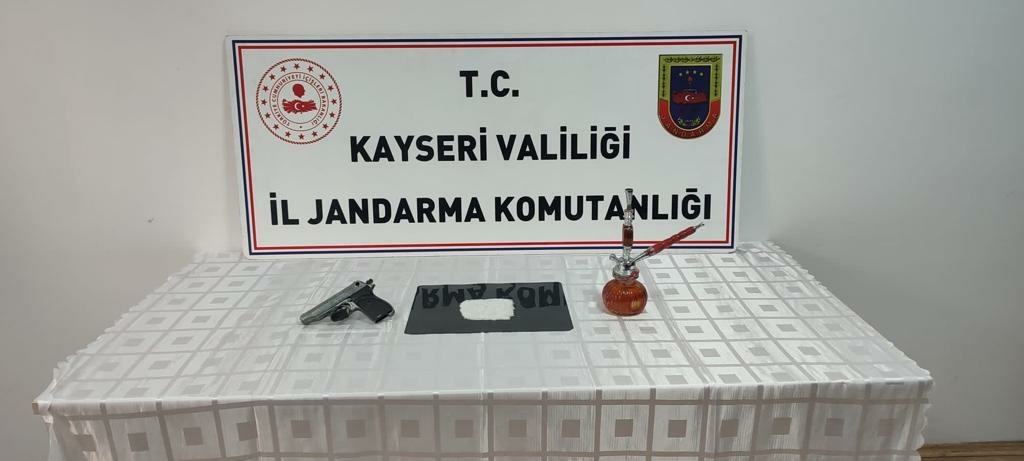 Kasık bölgesinde metamfetamin saklayan şüpheliye gözaltı