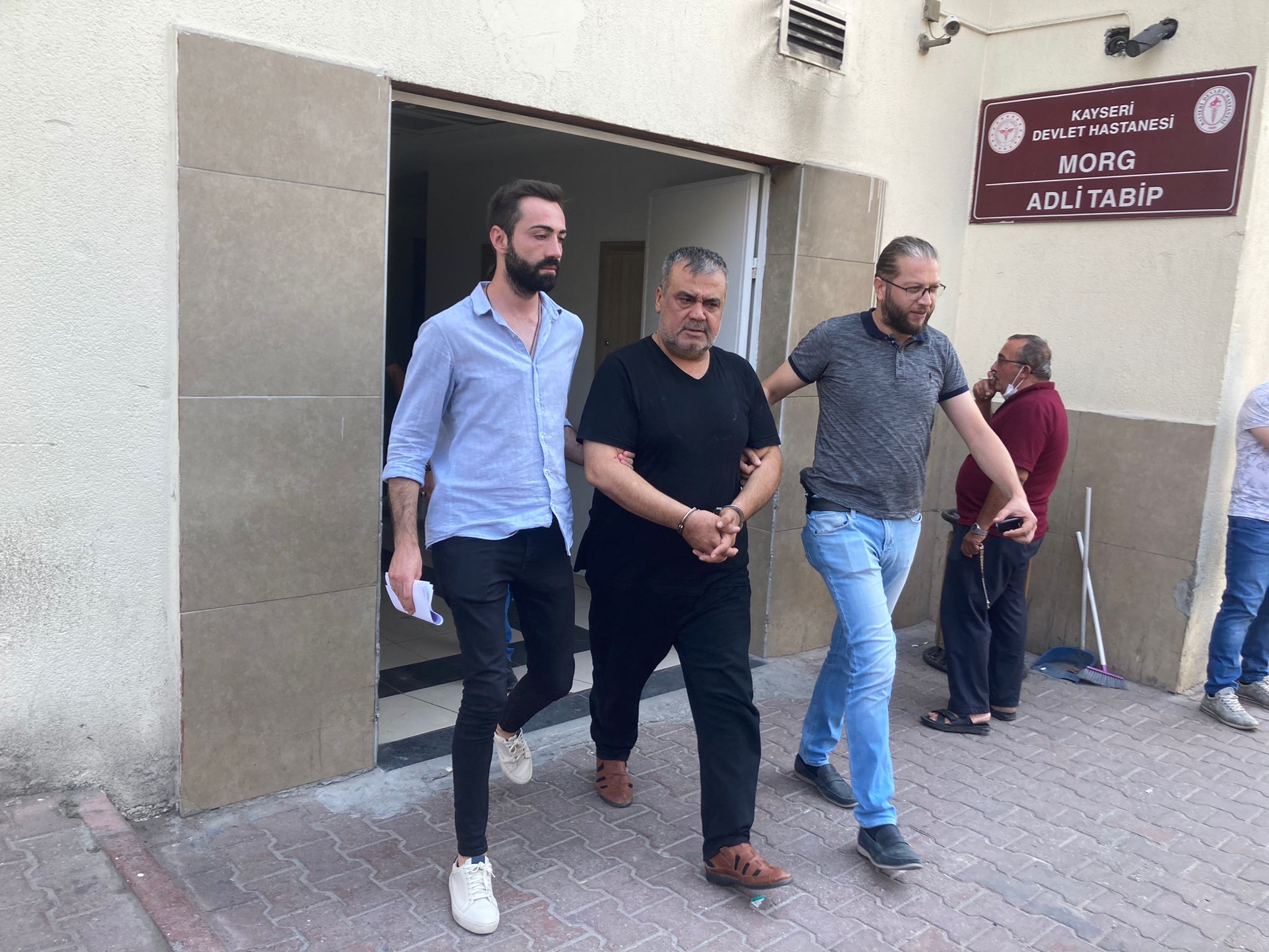 Komşusunu vuran ünlü sanatçı ve oğlu adliyeye sevk edildi