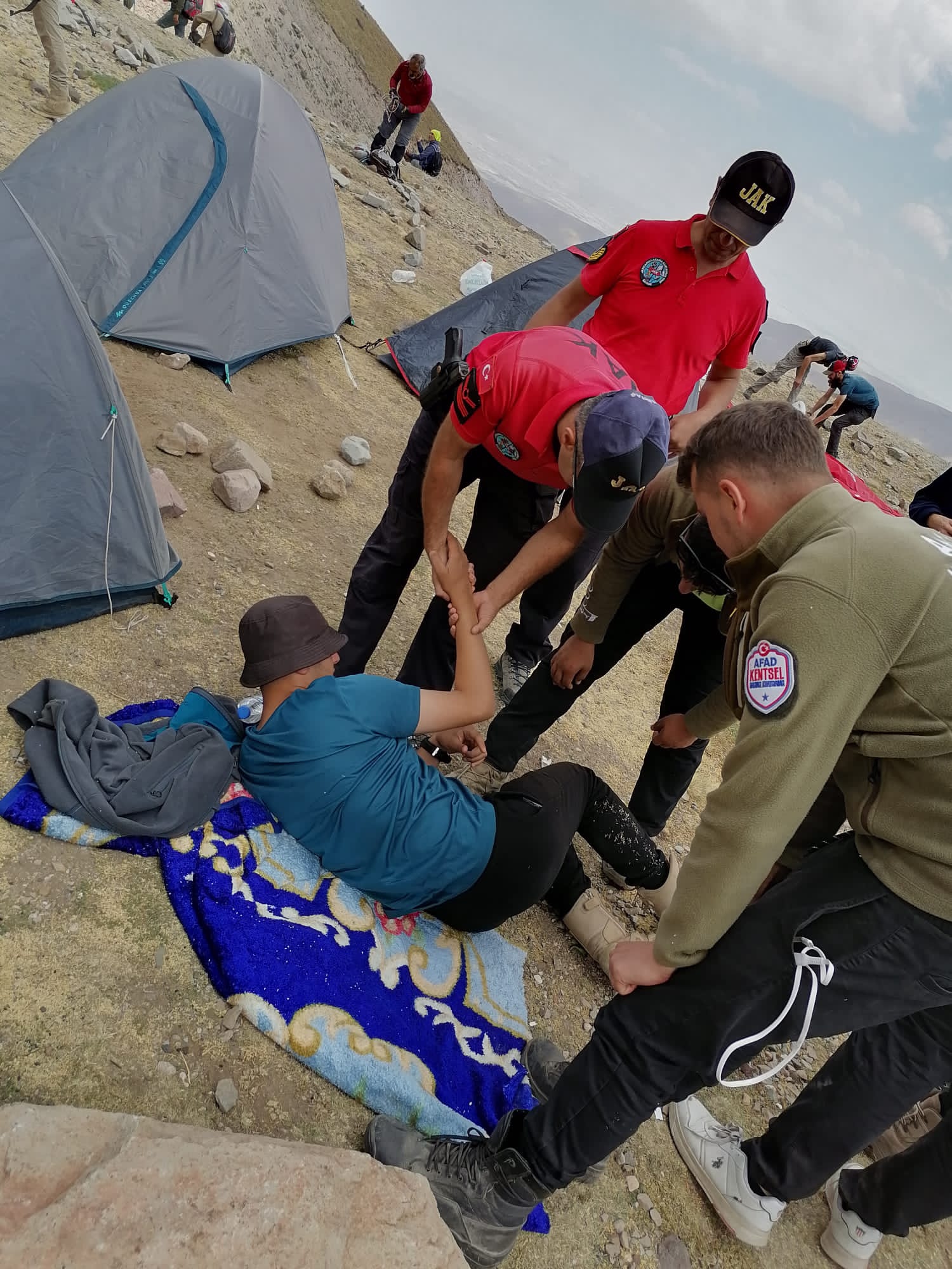 Tırmanış yaparken düşen kişiyi jandarma kurtardı