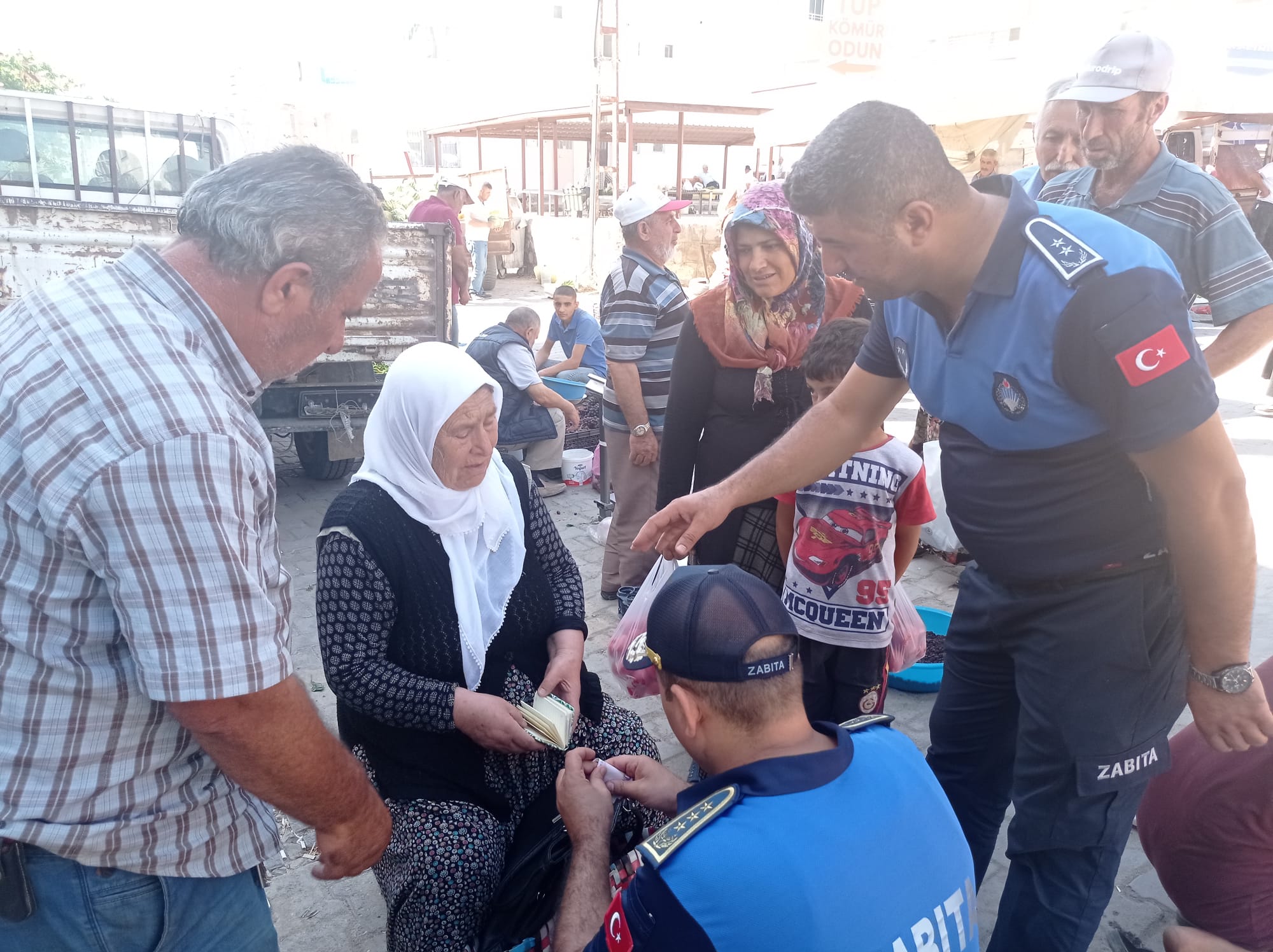 Zabıta, içinde para ve altın olan çantayı sahibine ulaştırdı