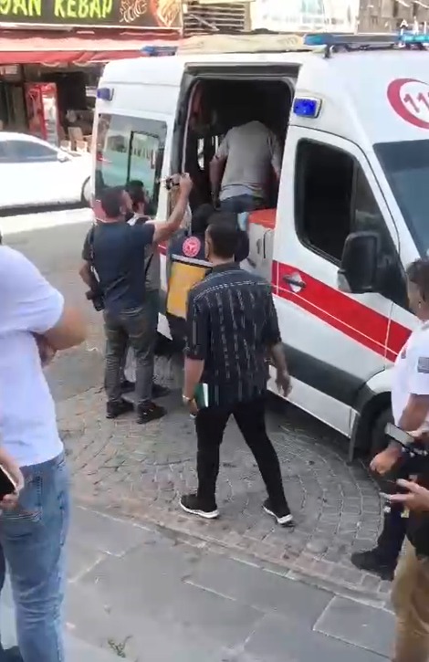 Dövülen kadına yardım etmek isterken yaralandı
