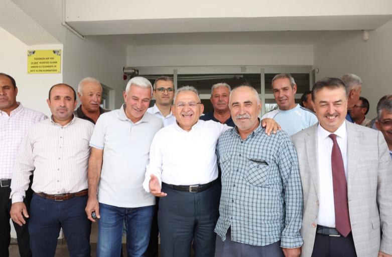 Kayseri Büyükşehir Belediye Başkanı Memduh Büyükkılıç Yeşilhisar’da mahalle muhtarları ve çiftçilerle bir araya geldi.