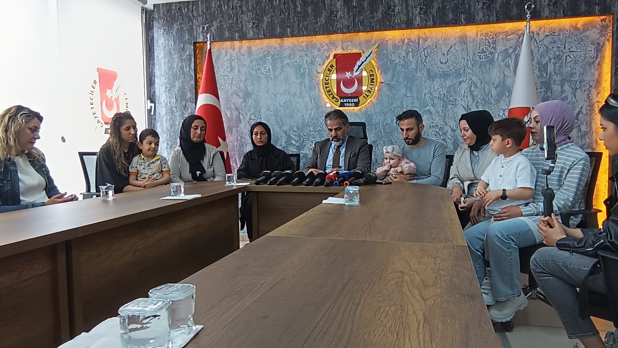 KGC’DE DUYGULANDIRAN ANLAR: BAŞKAN KÖSEDAĞ GÖZYAŞLARINI TUTAMADI