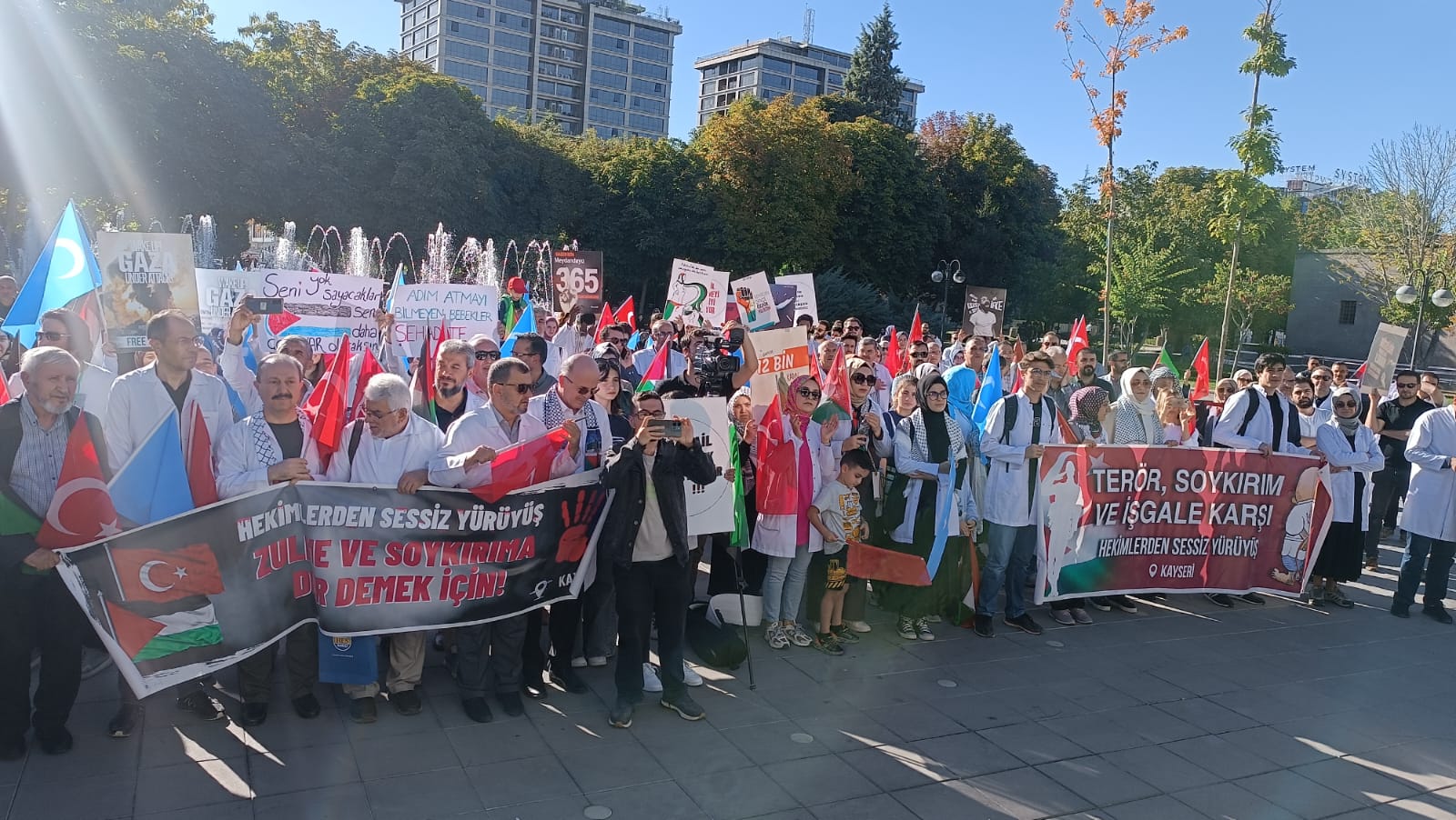 KAYSERİ’DEKİ SAĞLIKÇILARDAN ‘BEYAZ ÖNLÜKLÜLER GAZZE İÇİN AYAKTA’ AÇIKLAMASI