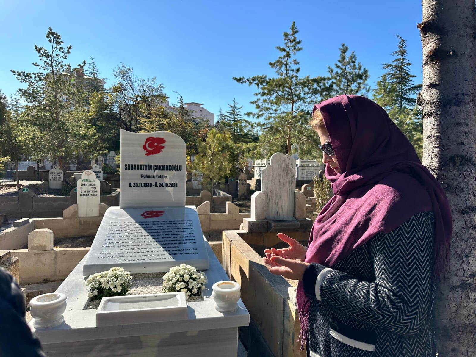 AZERBAYCANLI EĞİTİM MÜSTEŞARI NESİBOVA, ÇAKMAKOĞLU’NUN KABRİNİ ZİYARET ETTİ