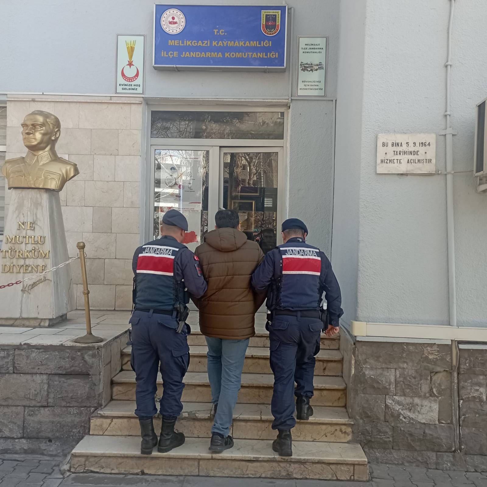 JANDARMA EKİPLERİ 4 FİRARİYİ YAKALADI