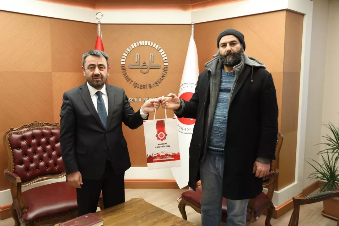 SURİYELİ EZRAK, BULDUĞU PARA DOLU ÇANTAYI TESLİM ETTİ