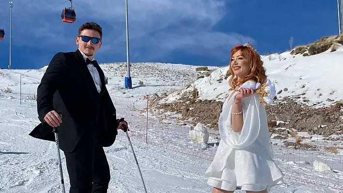 ERCİYES’TE AŞKLARINI KAYAK YAPARAK İLAN ETTİLER