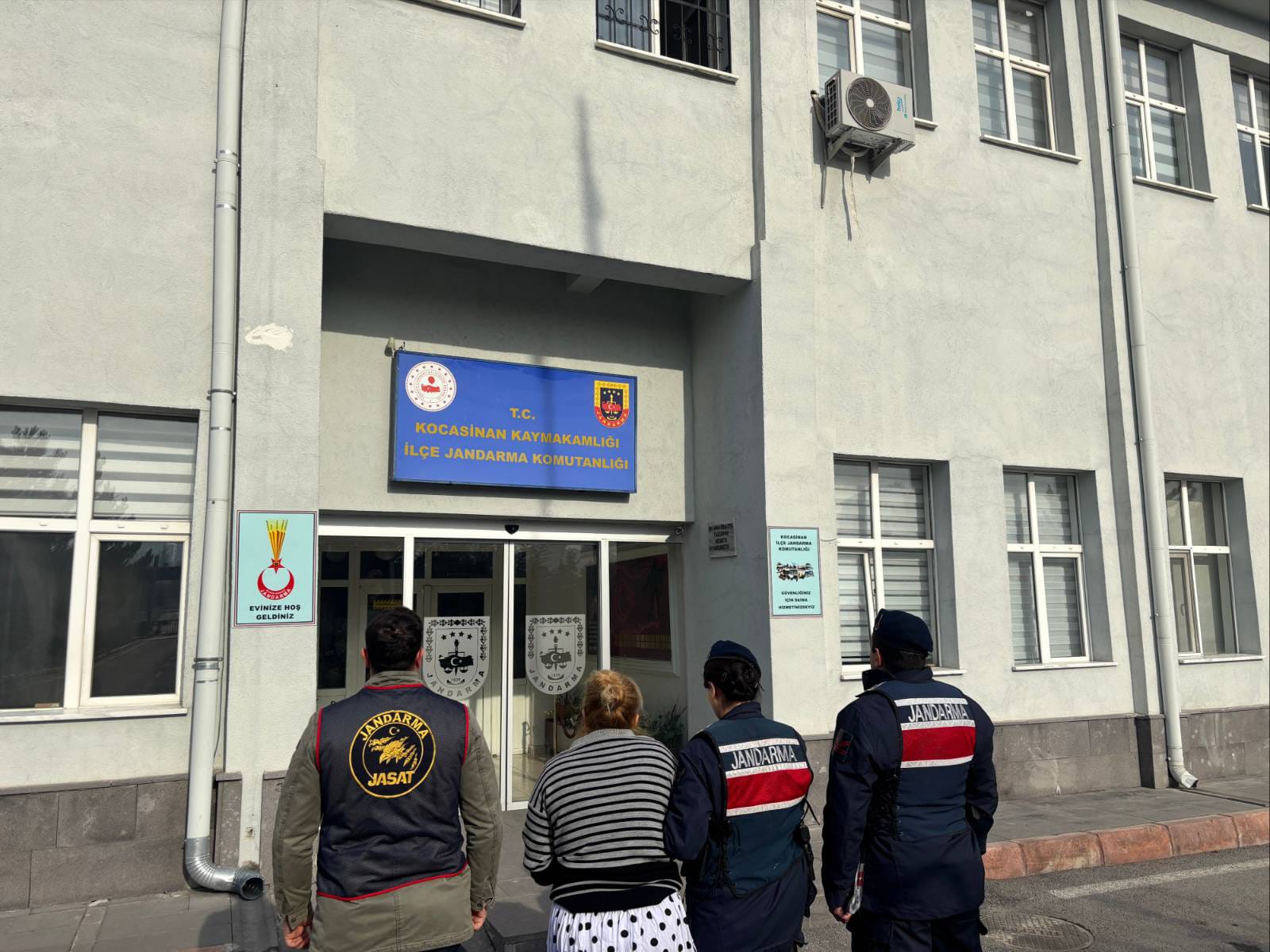 JANDARMADAN KAÇAN ŞAHIS BALKONDAN DÜŞTÜ