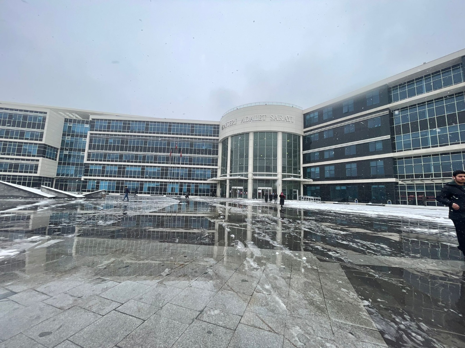 UYUŞTURUCU TİCARETİYLE YARGILANAN 5 SANIKTAN 4’Ü HAPİS CEZASI ALDI