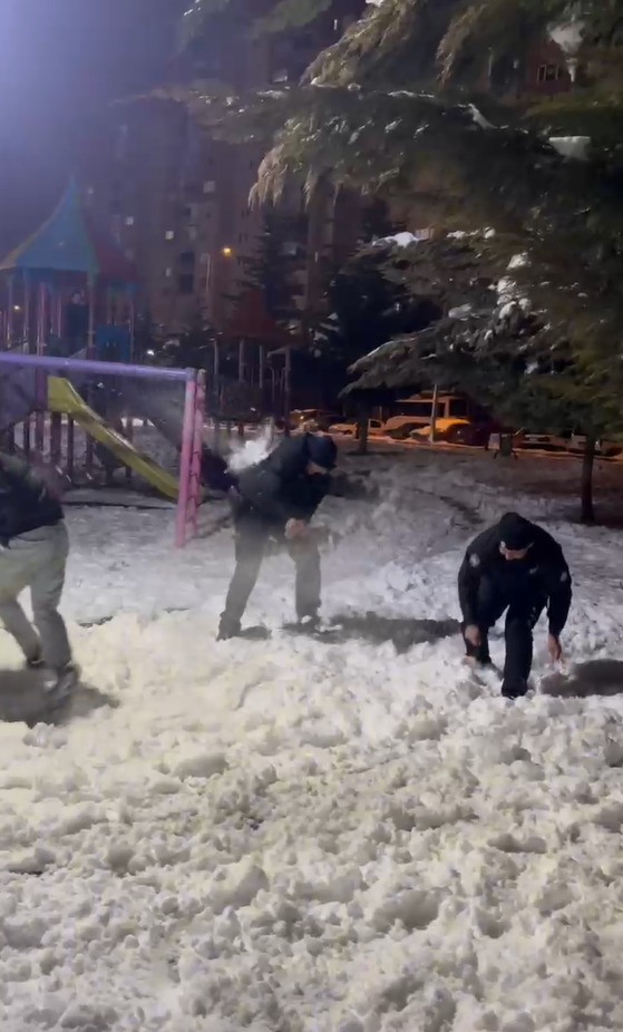 POLiS EKiPLERi, GENÇLERİN KARTOPU SAVAŞıNA KATıLDı
