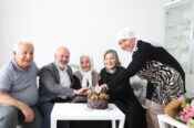 BAŞKAN ÇOLAKBAYRAKDAR’DAN 109 YAŞINDAKİ ŞEMSİ TEYZE’YE ANNELER GÜNÜ SÜRPRİZİ