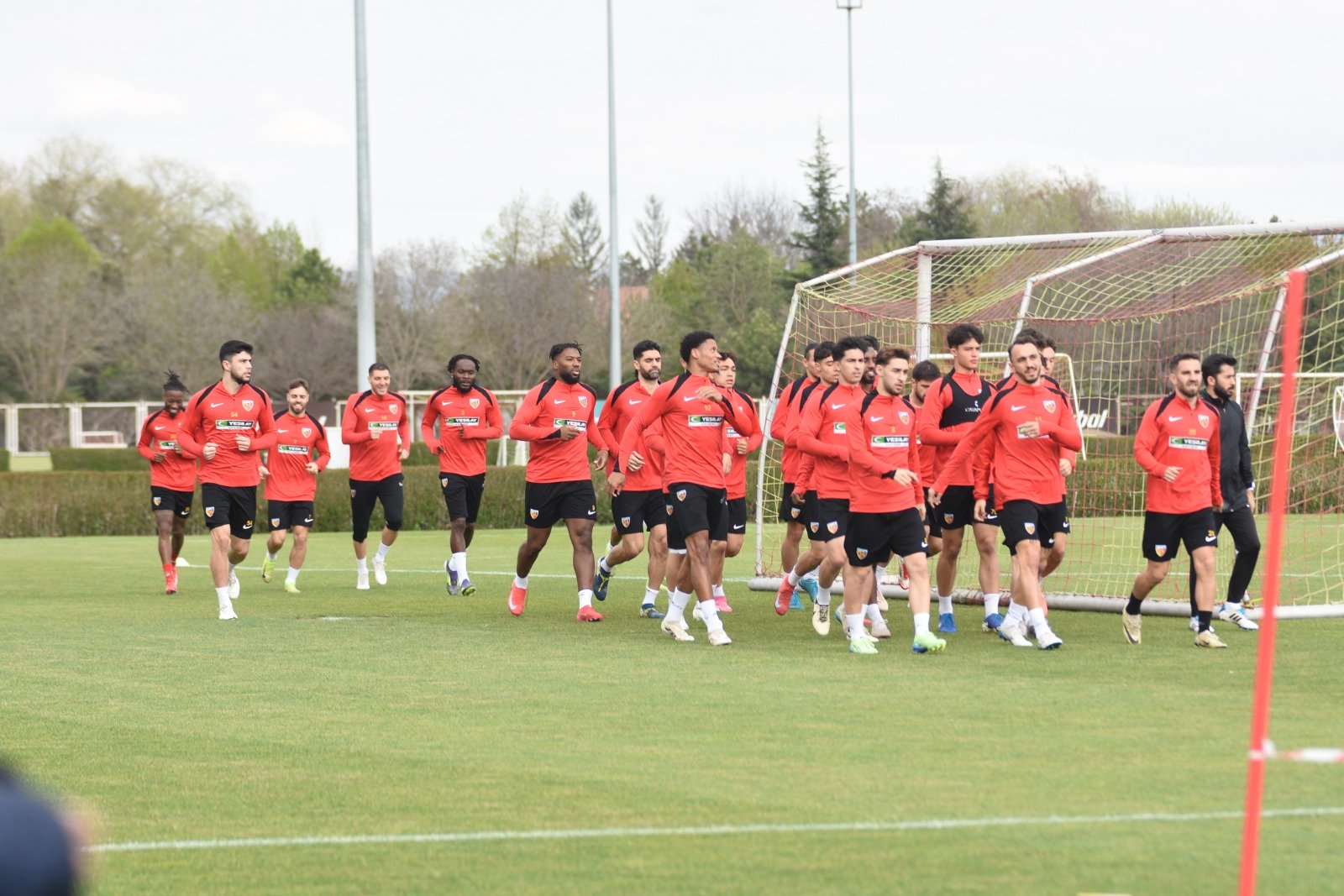 KAYSERİSPOR TEKNİK DİREKTÖRÜ JAKİROVİC: METAMETİKSEL OLARAK NETLEŞENE KADAR MÜCADELE ETMELİYİZ