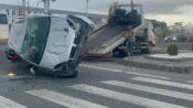 BELEDİYE OTOBÜSÜ İLE OTOMOBİLİN ÇARPIŞTIĞI KAZADA 9 KİŞİ YARALANDI