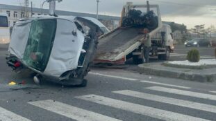 BELEDİYE OTOBÜSÜ İLE OTOMOBİLİN ÇARPIŞTIĞI KAZADA 9 KİŞİ YARALANDI