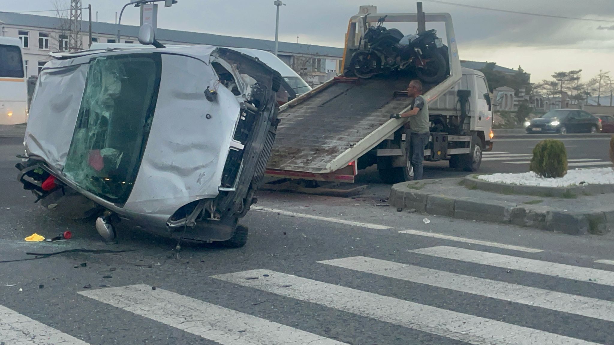 BELEDİYE OTOBÜSÜ İLE OTOMOBİLİN ÇARPIŞTIĞI KAZADA 9 KİŞİ YARALANDI