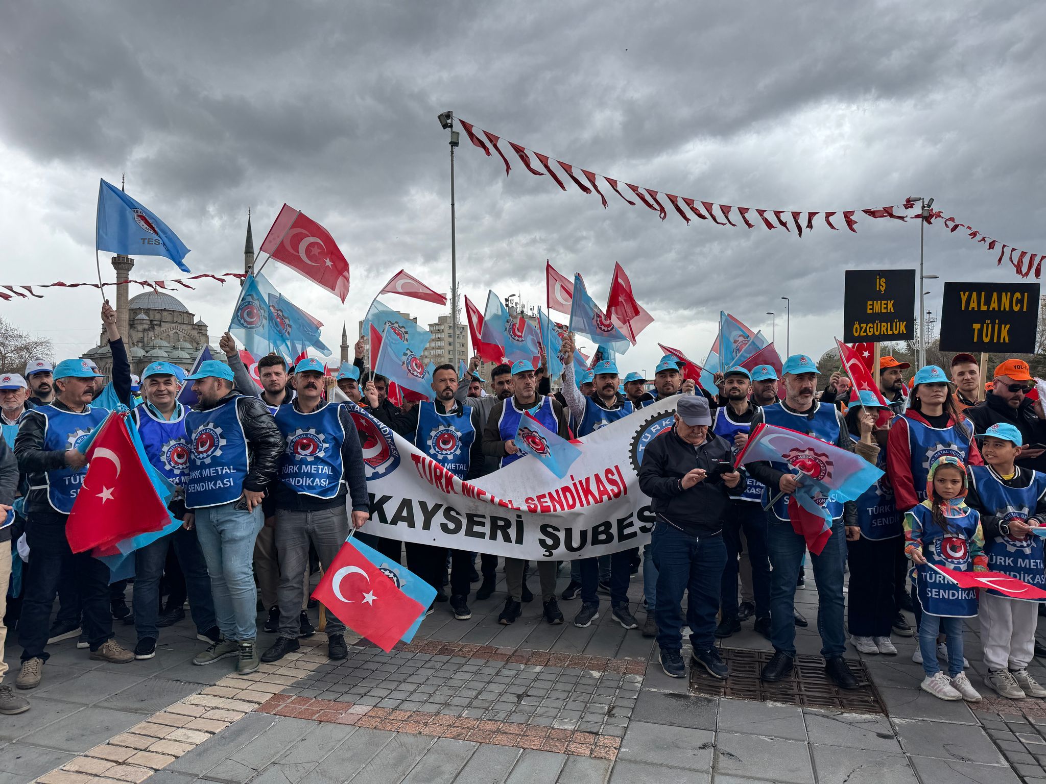 SENDİKALAR 1 MAYIS’TA YÜRÜDÜ
