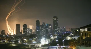 İran, İsrail’i vurdu: Tel Aviv’den dumanlar yükseldi