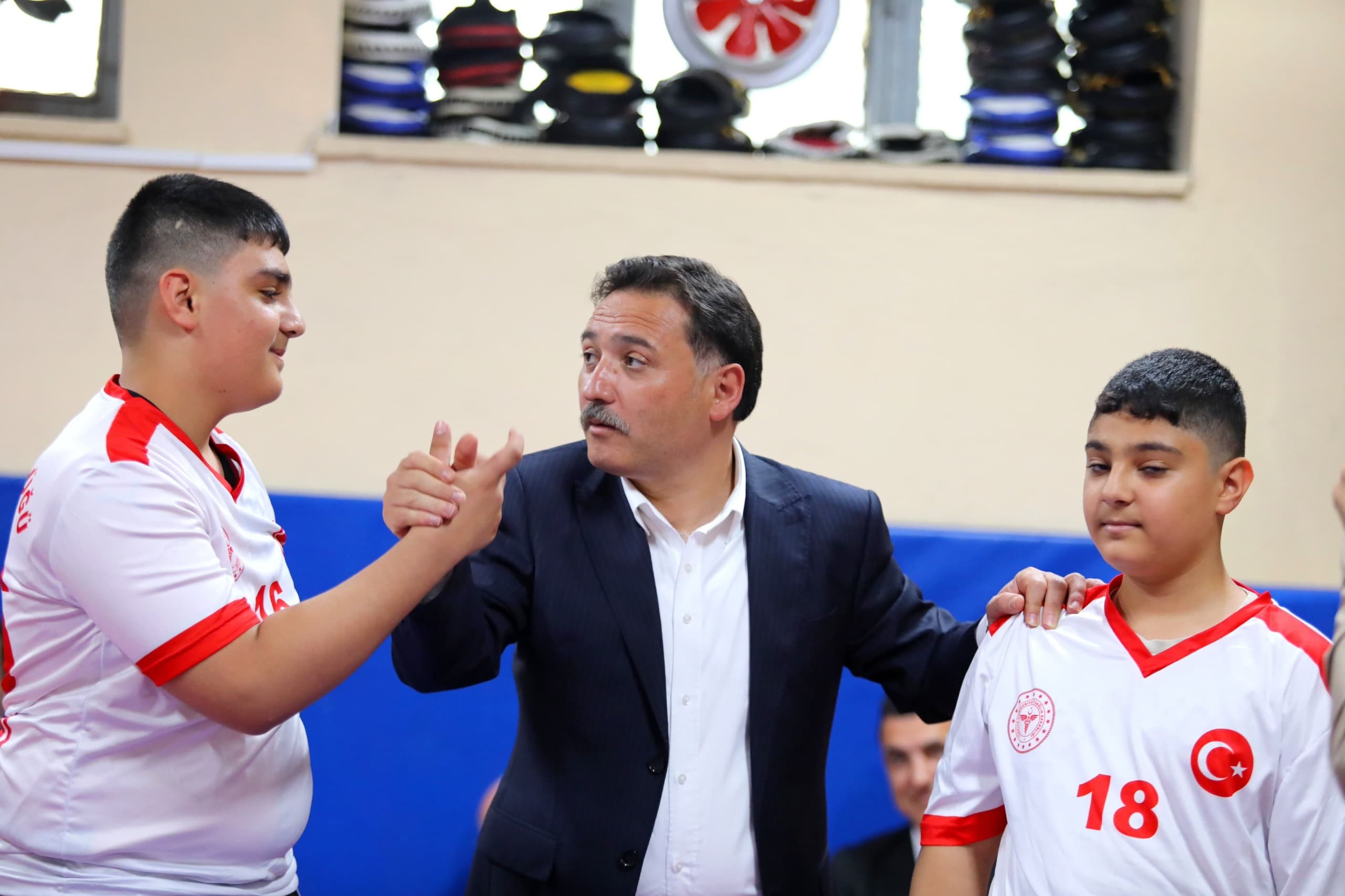 VALİ ÇİÇEK’TEN ERVA SAĞLIK SPOR KULÜBÜ’NE ZİYARET