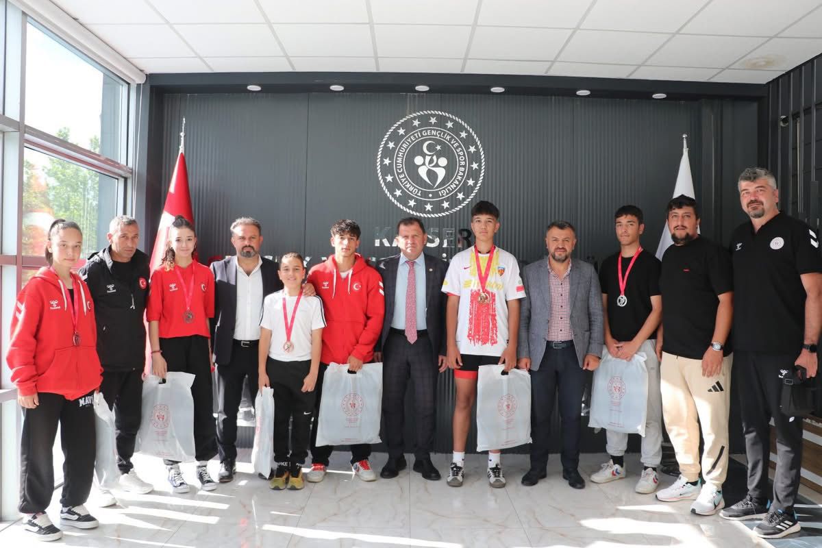 Tekerlekli paten sporcuları 8 madalyayla döndü