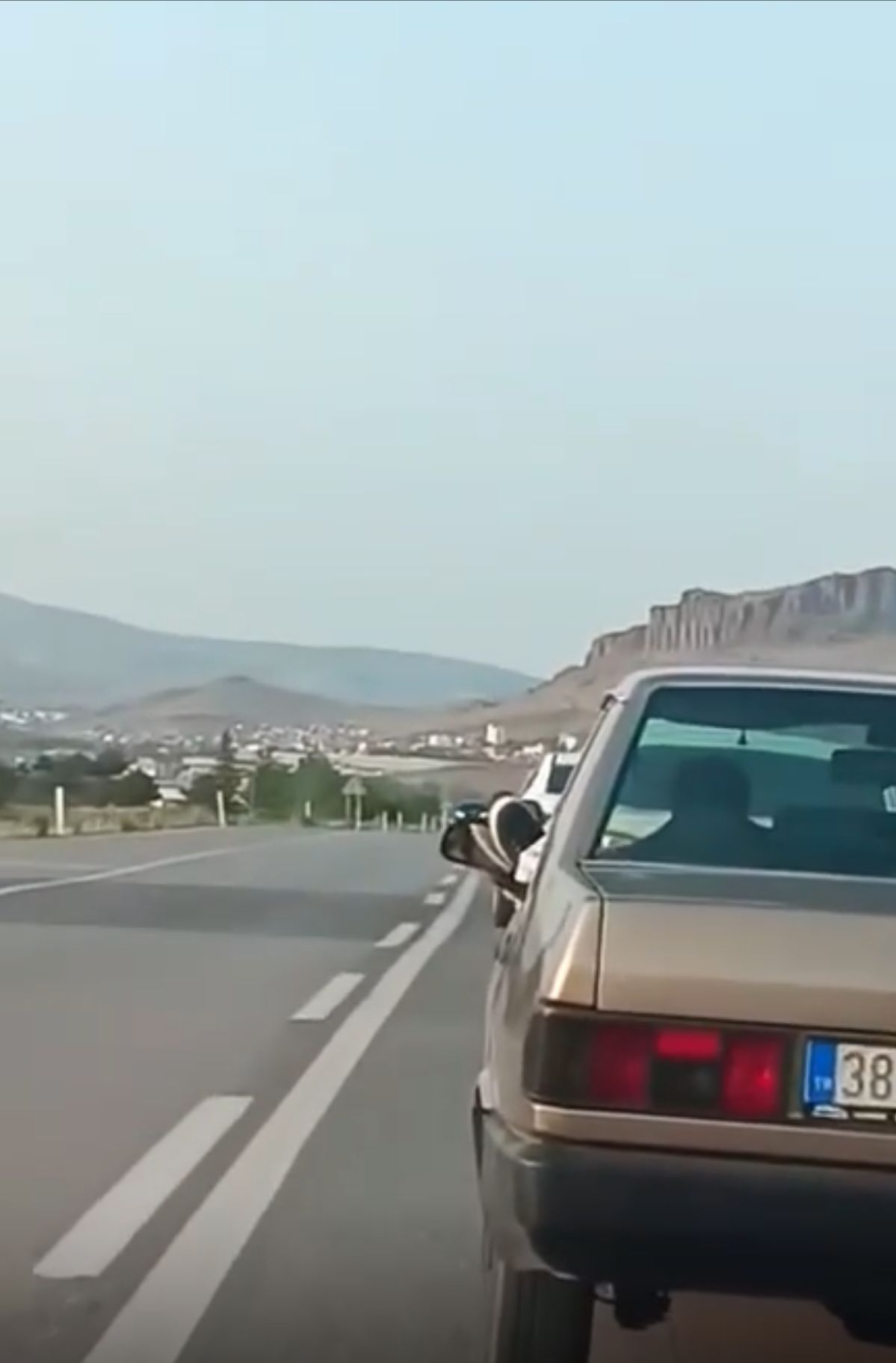 Ayağını camdan çıkartarak araç kullanan sürücüye 2 bin 979 TL ceza