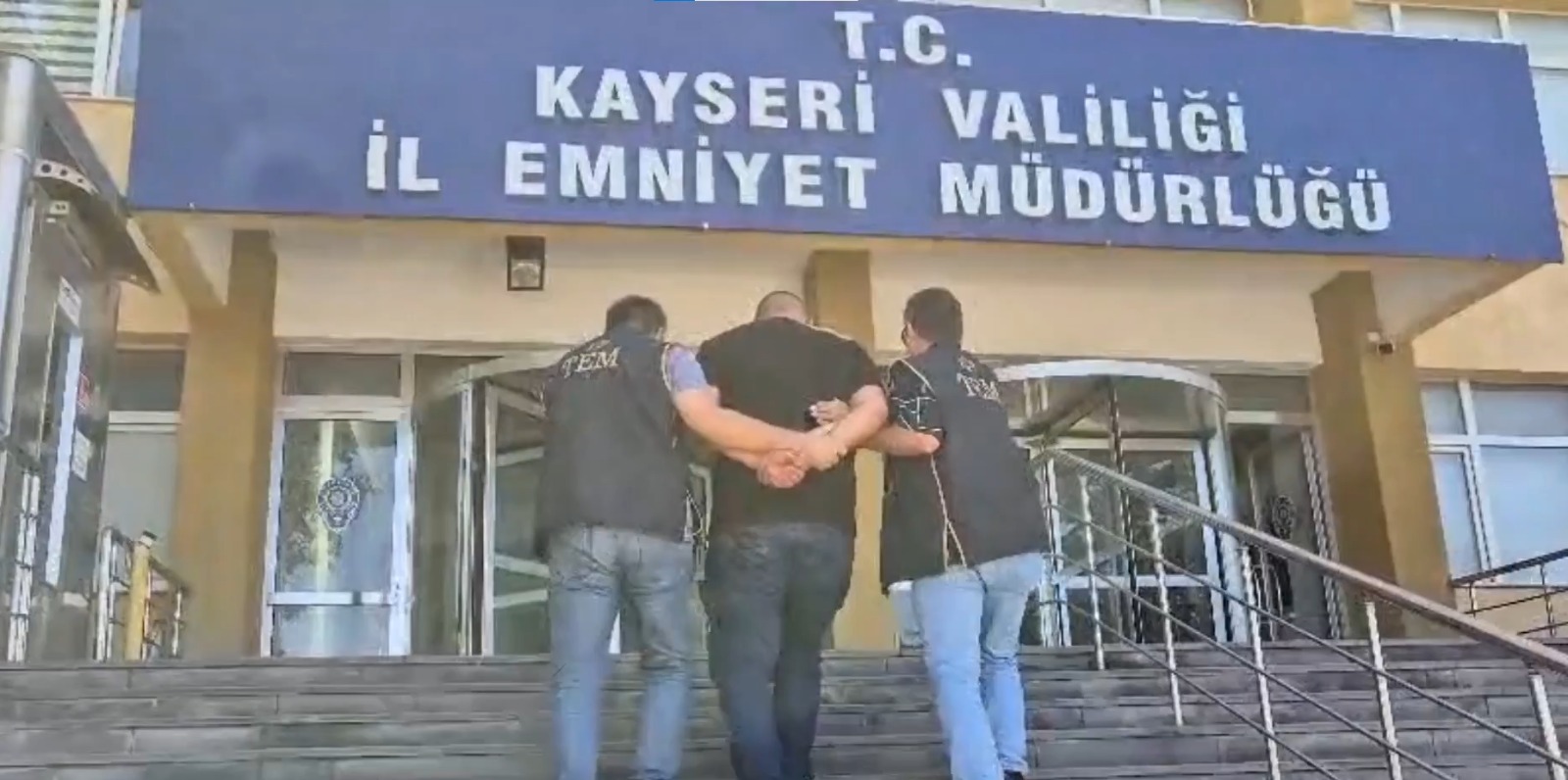 SİLAHLA YAĞMA SUÇUNDAN ARANAN KİŞİ YAKALANDI
