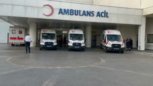 Kıskaçlı’da kamyon ile otomobilin karıştığı kazada 1’i ağır 2 polis memuru yaralandı