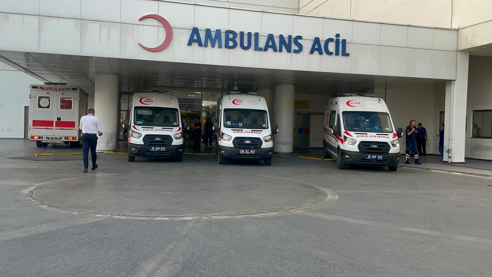 Kıskaçlı’da kamyon ile otomobilin karıştığı kazada 1’i ağır 2 polis memuru yaralandı