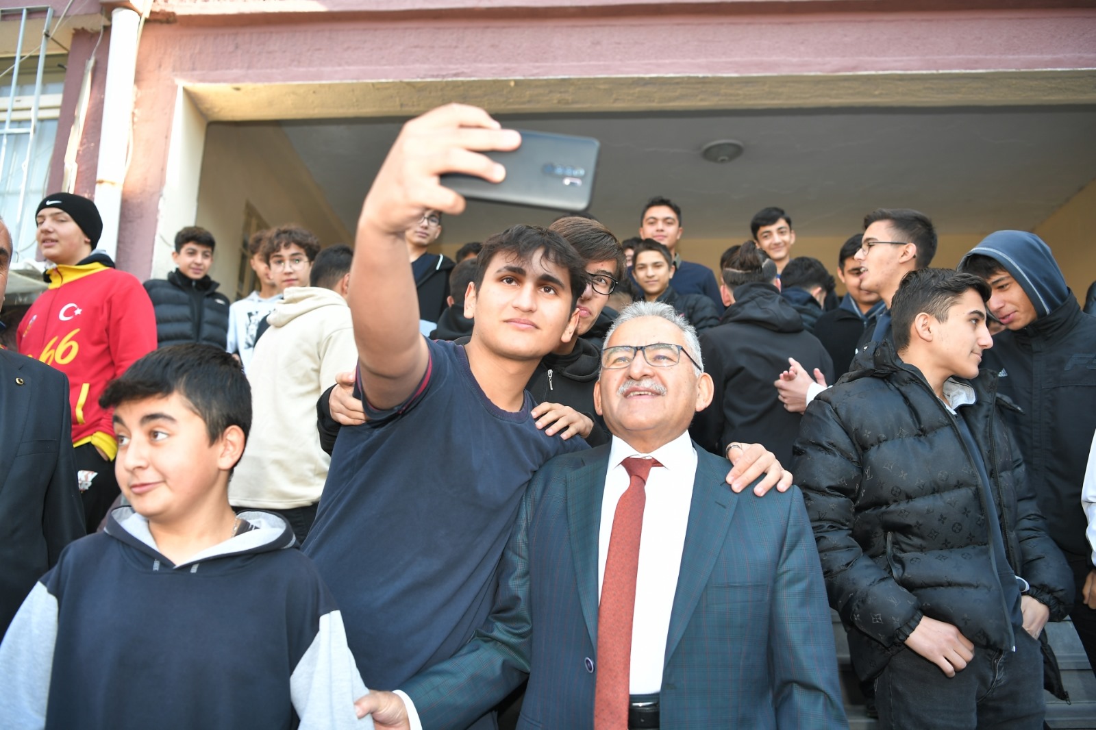 BAŞKAN BÜYÜKKILIÇ’TAN MÜJDE: ÖĞRENCİLERE ULAŞIM KARTI DESTEĞİ