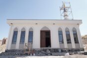 DEMOKRASİ MAHALLESİ’NİN BUTİK CAMİSİ HIZLA TAMAMLANIYOR