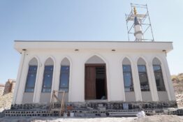 DEMOKRASİ MAHALLESİ’NİN BUTİK CAMİSİ HIZLA TAMAMLANIYOR
