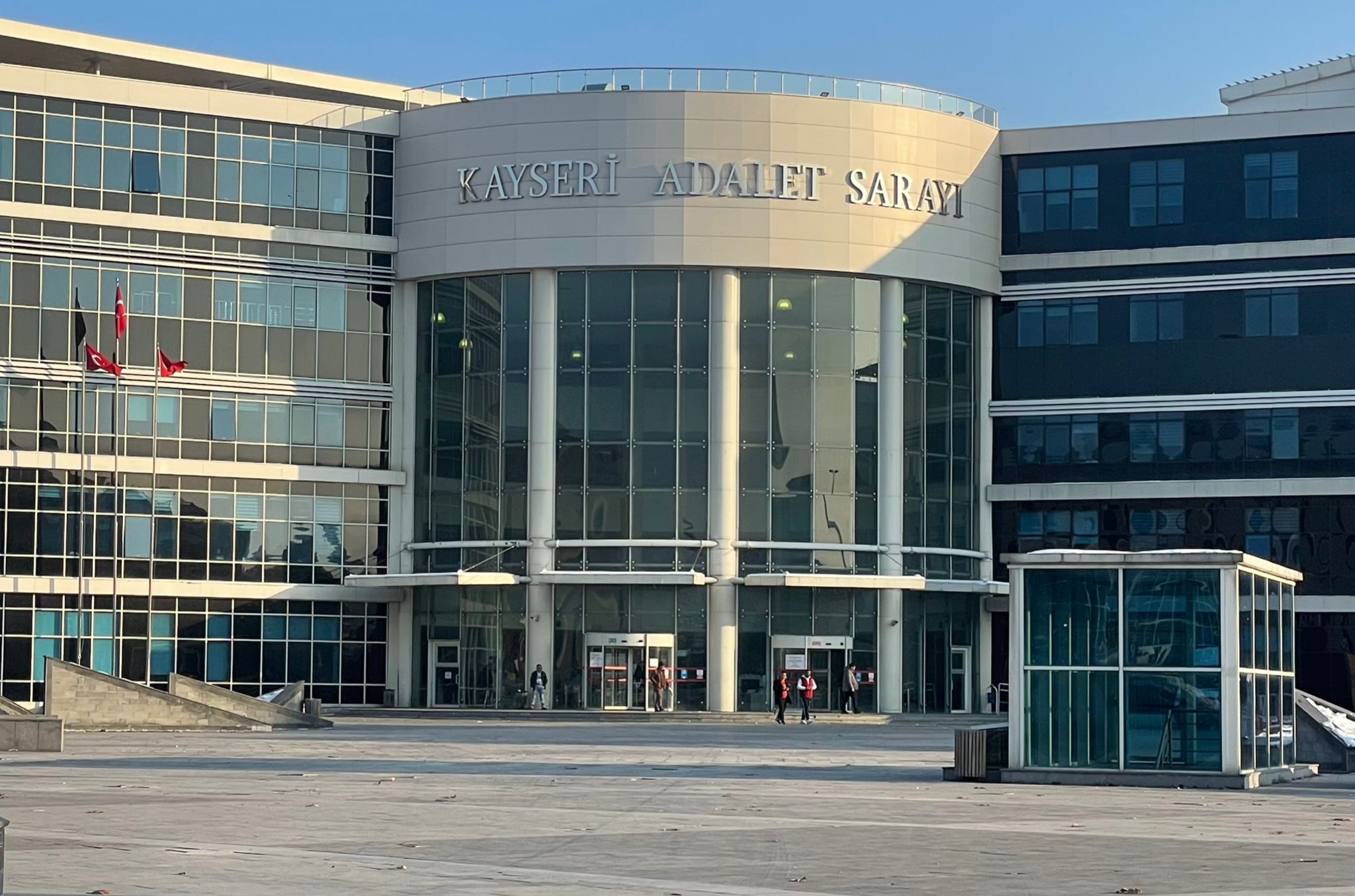Sentetik hap ve uyuşturucu maddeyle yakalanan sanıkların yargılanmasına başlandı