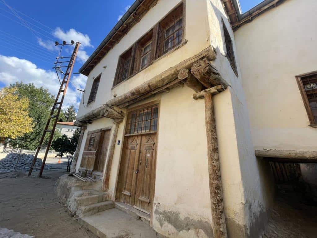 Cumhuriyet’in ilanıyla aynı yaşta: Kayseri Develi Zile İlkokulu