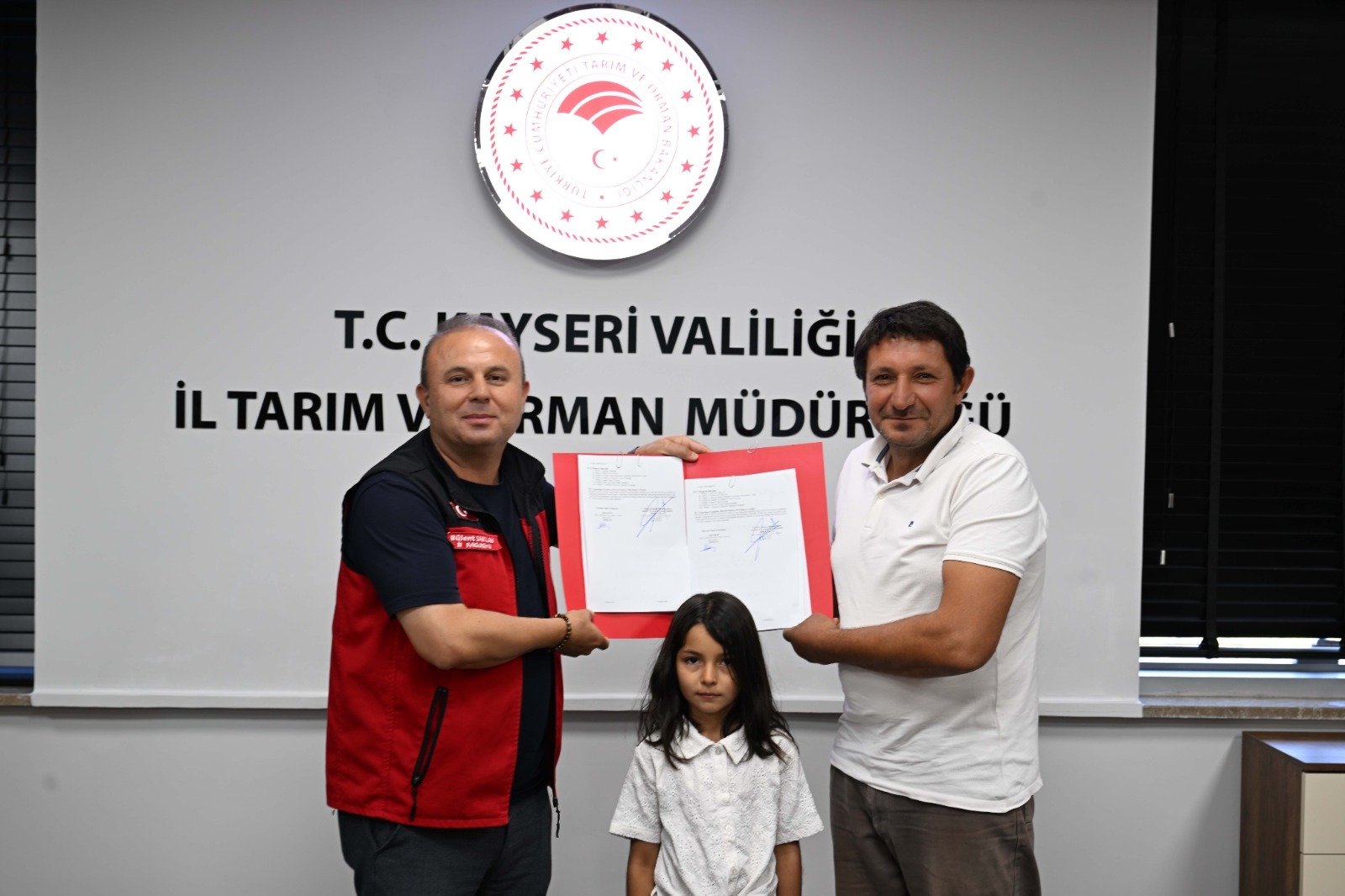 Müdür Saklav, üreticileriyle hibe sözleşmesi imzaladı