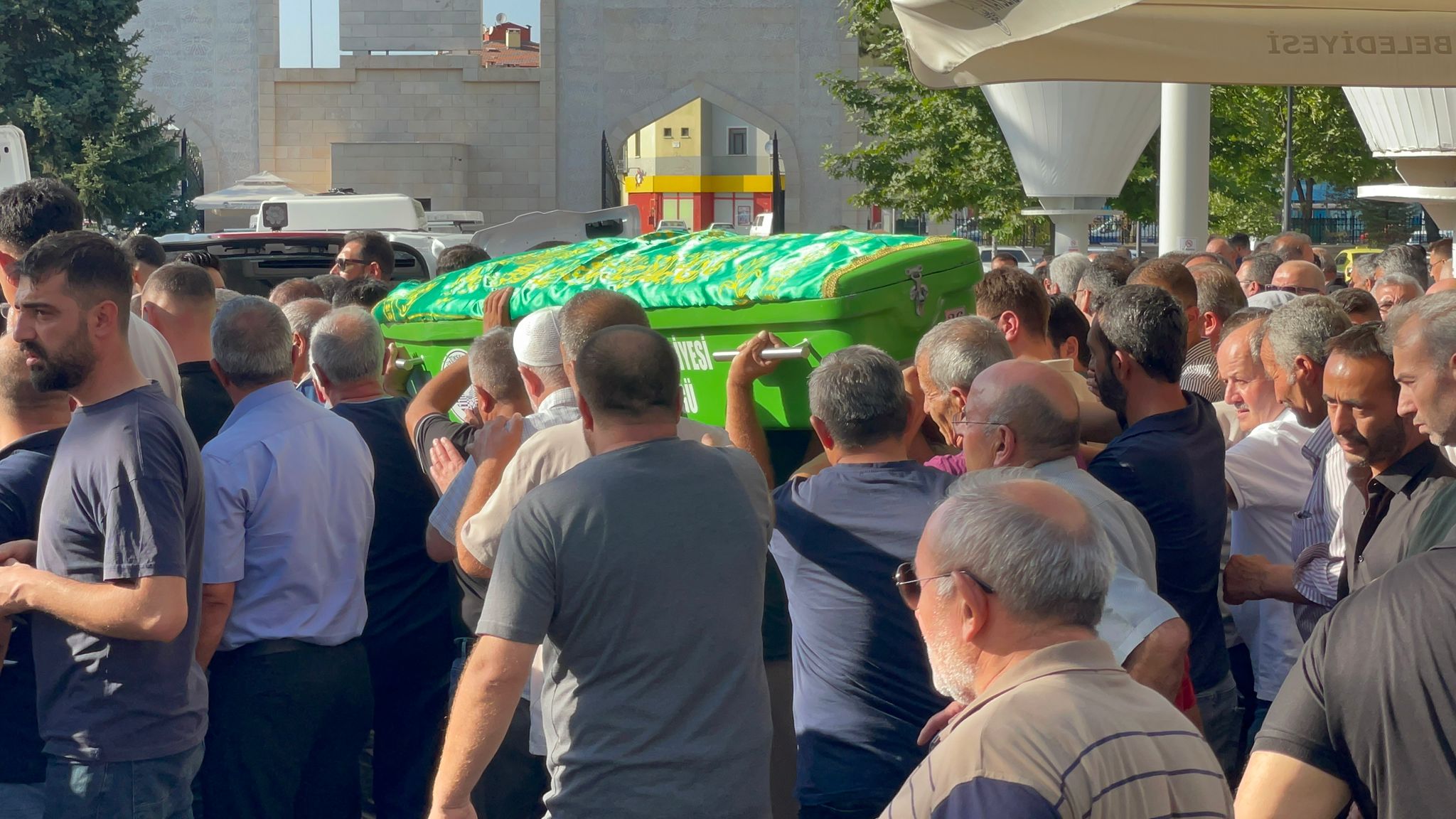 Bıçaklanarak öldürülen taksici toprağa verildi
