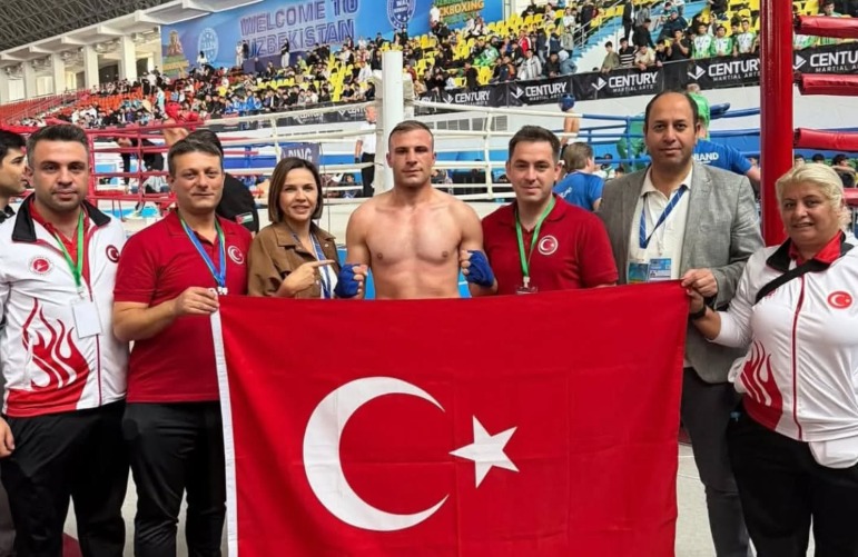 Bünyanlı Bekir Tosun Kick Boks’ta dünya şampiyonu oldu