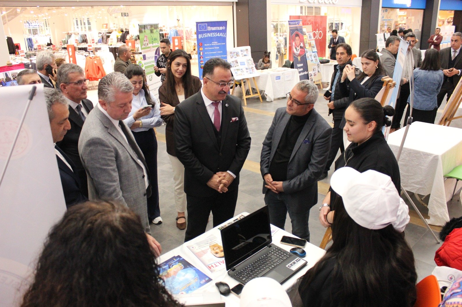 Kusmall AVM’de Erasmus projeleri sergisi açıldı