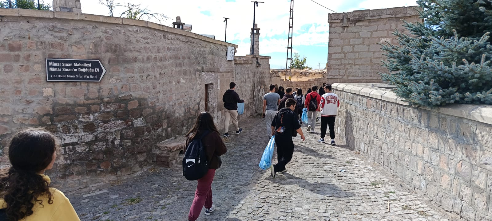 Üniversite öğrencilerinden çevre temizliği