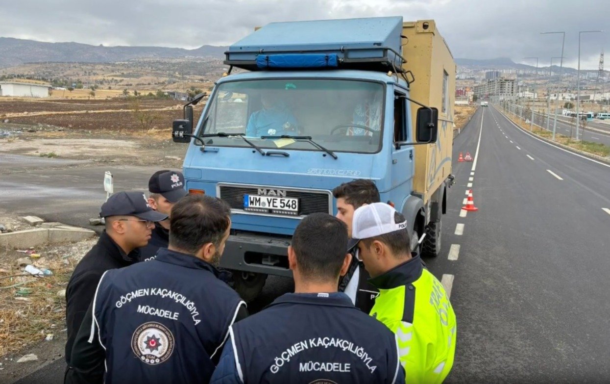 81 ilde göçmen kaçakçılarına operasyon: 169 gözaltı, 783 düzensiz göçmen yakalandı