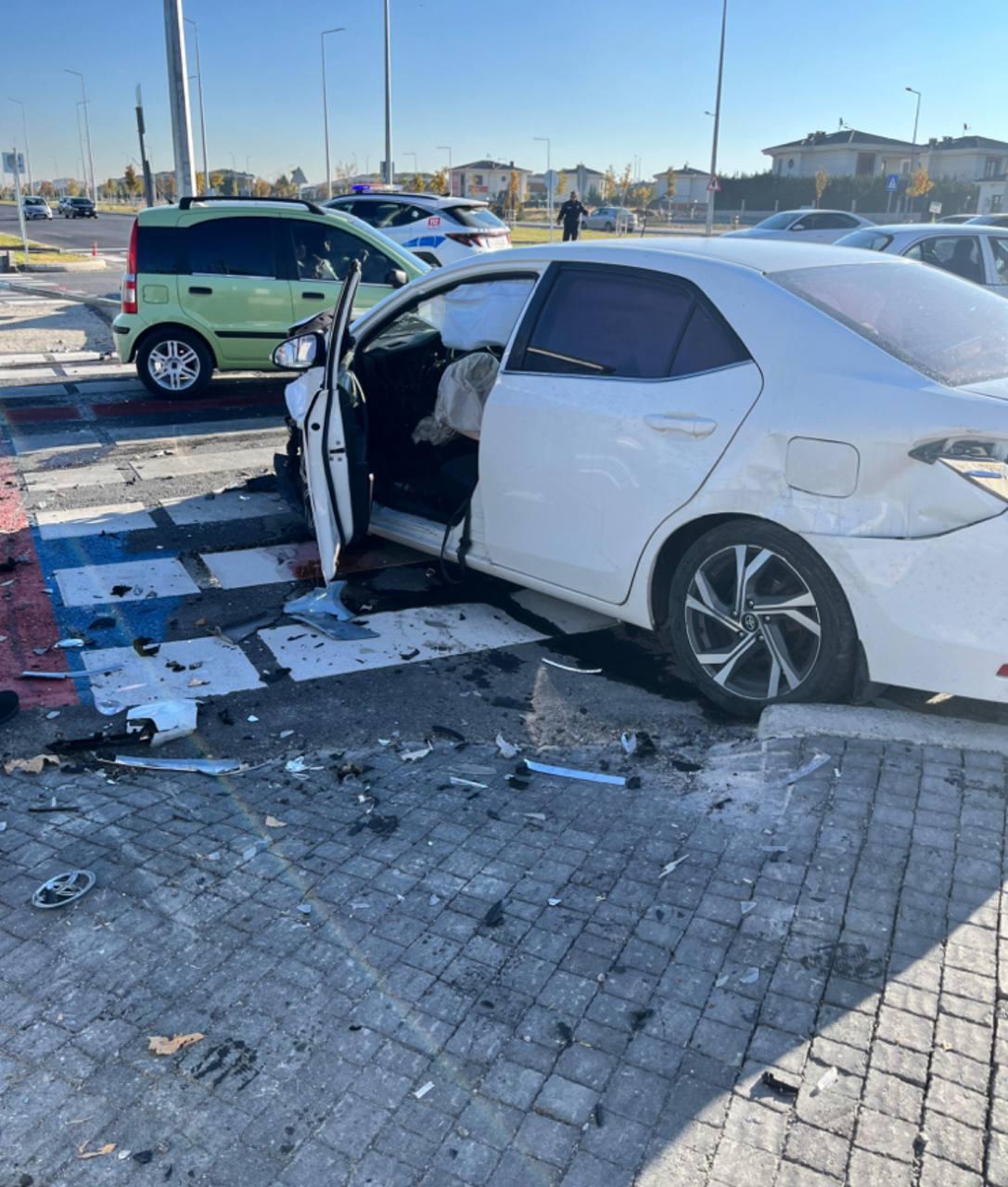 İki otomobilin karıştığı kazada 3 kişi hafif yaralandı