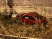 Su kanalına düşen otomobilin sürücüsü yara almadan kurtuldu