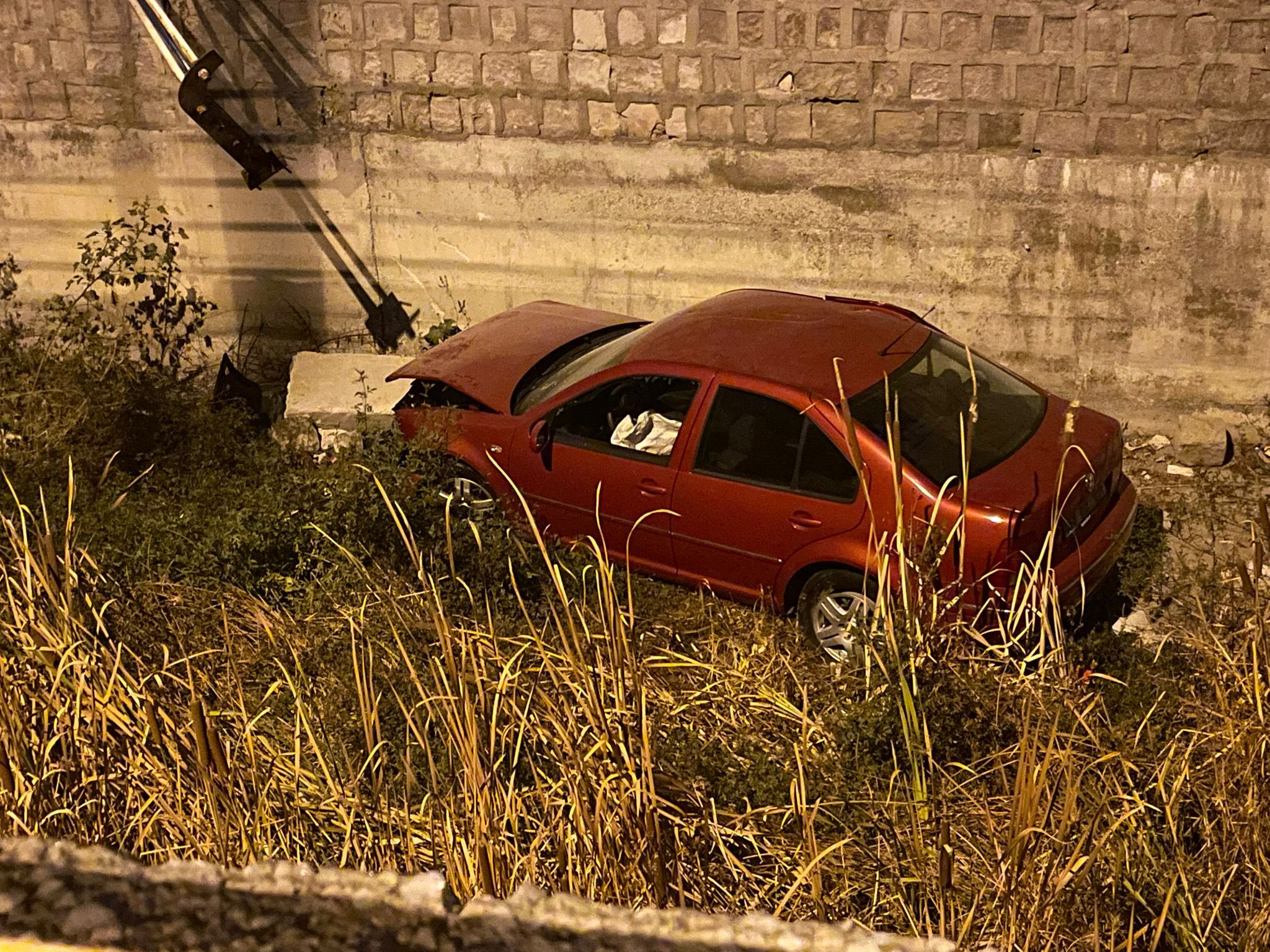 Su kanalına düşen otomobilin sürücüsü yara almadan kurtuldu