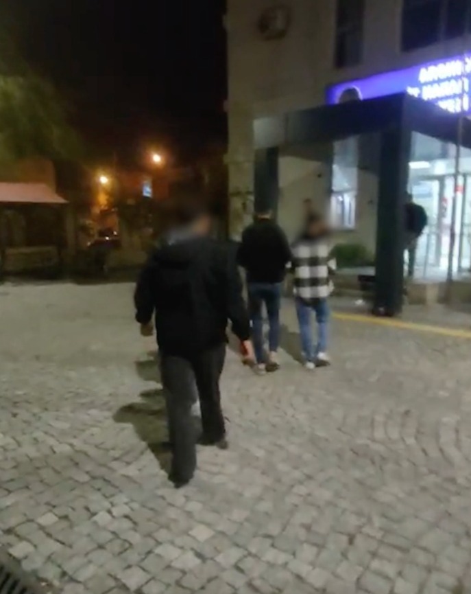 Boş arazide ateş yakarak çevreyi rahatsız eden 4 kişiye idari para cezası uygulandı