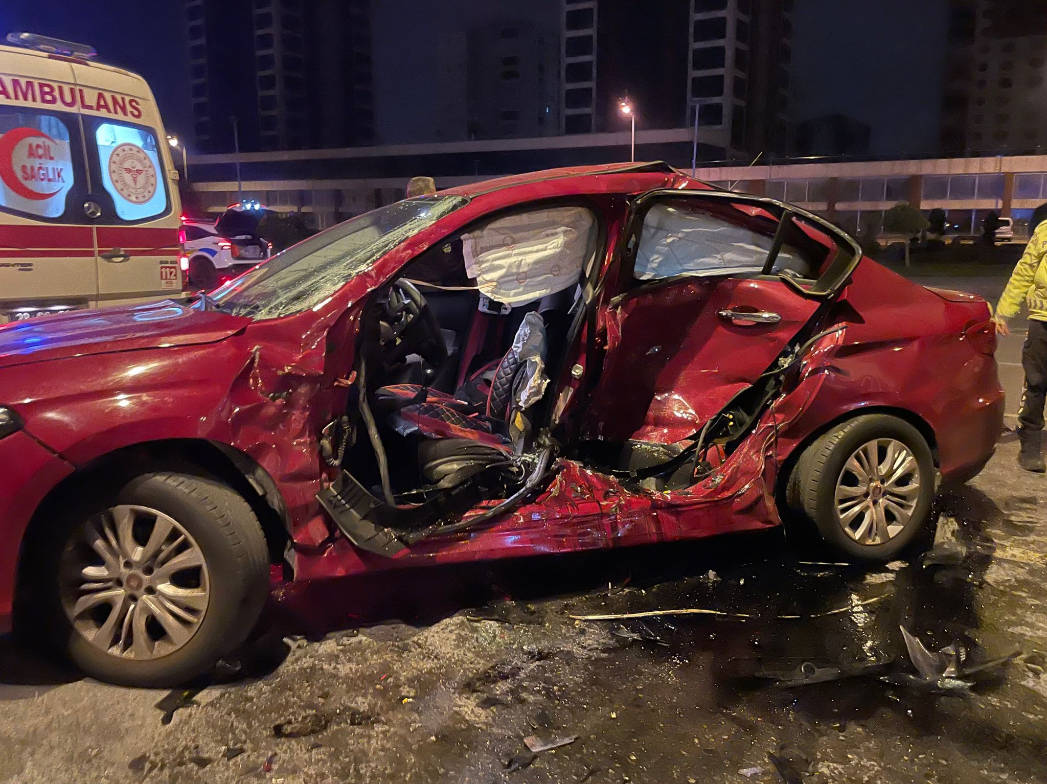 Kamyonla otomobilin çarpıştığı kazada 3 yaralı