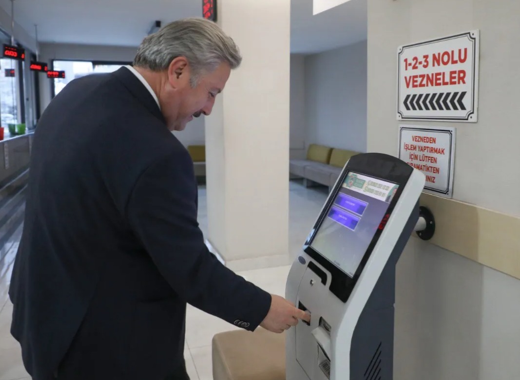 Başkan Palancıoğlu, veznede vergisini ödedi